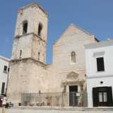 Su questo largo � presente anche la bianca Cattedrale di Santa Maria Assunta, originaria del 672 ma ricostruita nel 1580